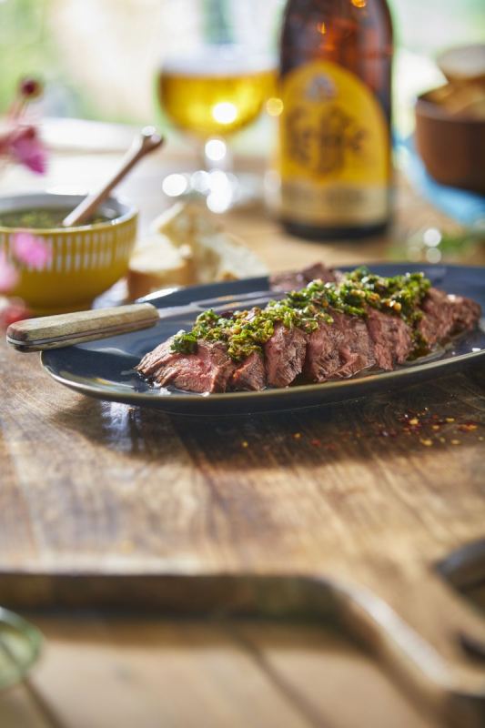 De-relaxte-buiten-BBQ-Bavette-met-chimichurri